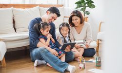 Sering Beda Opini? Berikut Tips Kompak Mengasuh Anak dengan Kakek-Nenek