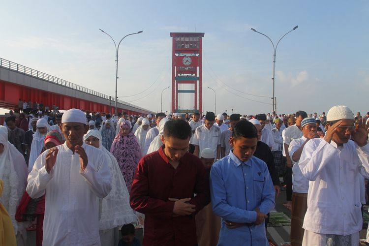 Pelaksanaan shalat Id yang berlangsung di atas jembatan Palembang, Sumatera Selatan, sebelum pandemi Covid-19. 
