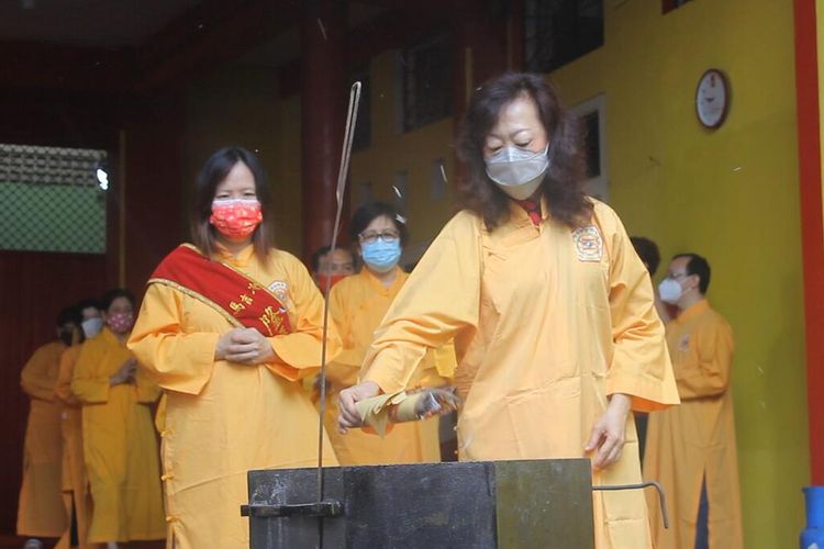 Umat Tri Dharma di Kota Magelang, Jawa Tengah, melaksanakan ritual ibadah menjelang Tahun Baru Imlek 2572/2021 dengan cara sederhana di TTID Liong Hok Bio, Jumat (5/2/2021).