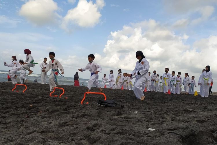 Para peserta dari Krida Taekwondo Club saat ikut Penyegaran Latihan dan Penyematan Sabuk di Pantai Tall Wolu Bantul, DIY, Minggu (17/7/2022) juga bisa merasakan manfaat ikut Taekwondo.