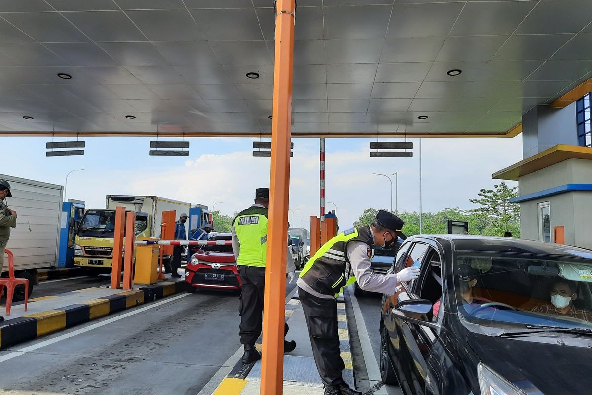 Sejumlah personel gabungan saat mencegat kendaraan di pintu Tol Karanglo, Singosari, Kabupaten Malang, Jawa Timur, Kamis (8/7/2021).