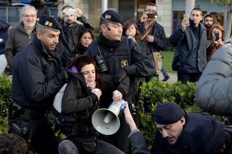 Polisi Catalonia berusaha memindahkan para pemrotes yang menutup jalan-jalan kota.