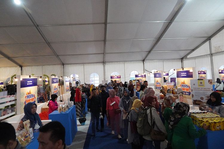 Pesta Rakyat Simpedes 2022 ke-10 di Mojokerto menghadirkan berbagai macam produk menarik dari 150 UMKM unggulan setempat. 

