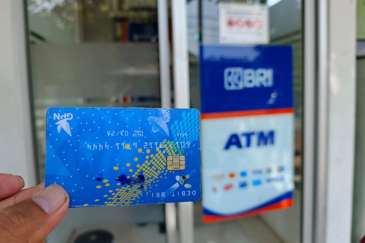 Ilustrasi kartu ATM Mandiri terblokir karena saldo habis.
