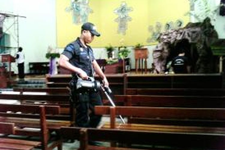 Personil Jibom Gegana Polda DIY saat melakukan penyisiran di gereja  katolik keluarga kudus banteng sleman