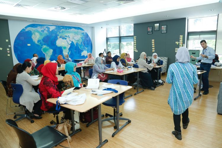 JIS mewisuda 234 guru (15/5/2019) yang telah lulus program Innovative Schools Programme yang melibatkan guru dan Kepala Sekolah dari SD Negeri, SMP Negeri, dan SLB Negeri di DKI Jakarta. 