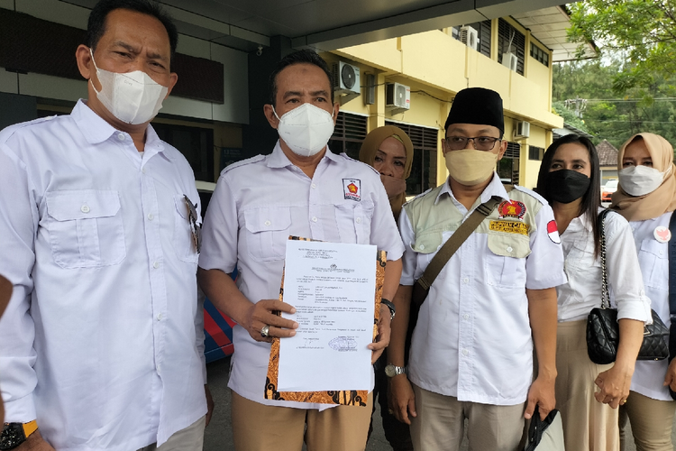 Ketua DPC Partai Gerindra Solo, Ardianto Kuswinarno melaporkan Edy Mulyadi ke Polresta Solo, Rabu (26/1/2022).