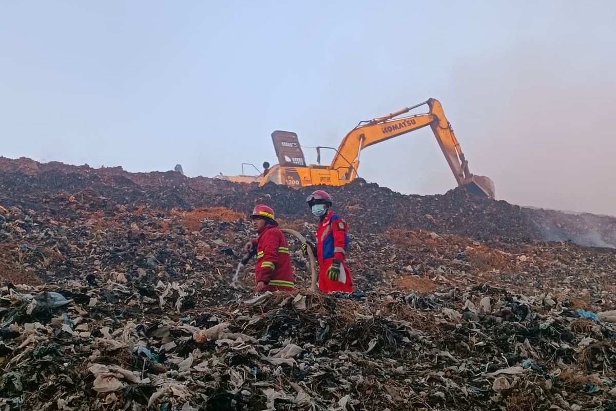 Zona 2 TPST Bantargebang wilayah DKI Jakarta di Kota Bekasi yang terbakar pada Minggu (29/10/2023) siang.