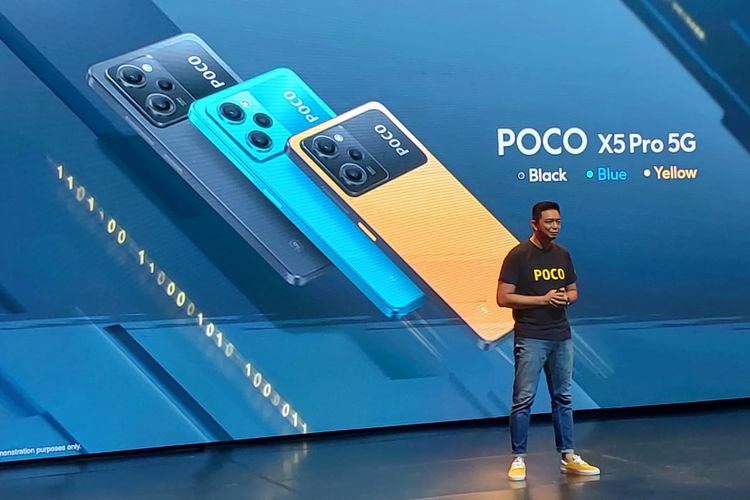 Andi Renreng, Head of Marketing POCO Indonesia saat mempresentasikan spesifikasi Poco X5 Pro 5G di acara peluncurannya di Jakarta, Selasa (27/6/2023).