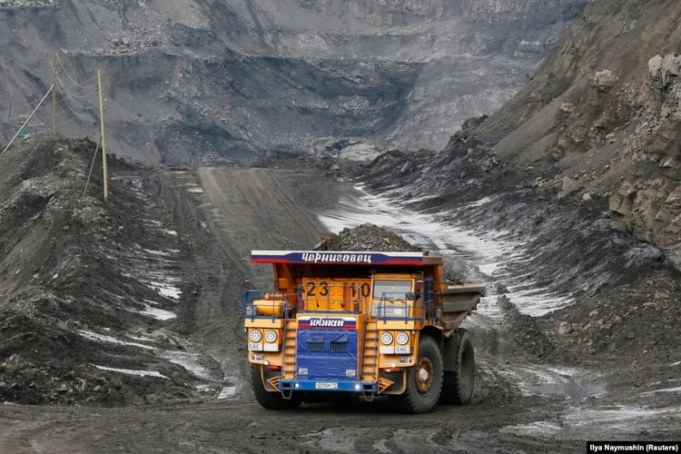 Truk mengangkut batu bara di tambang terbuka Chernigovsky, di luar kota Beryozovsky, wilayah Kemerovo, Siberia, Rusia, 4 April 2016.