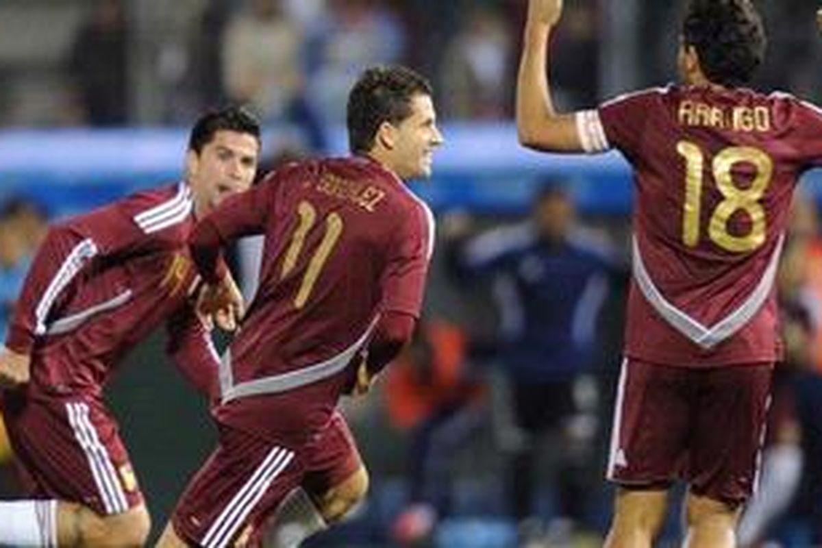 Gelandang Venezuela Cesar Gonzalez (tengah). 