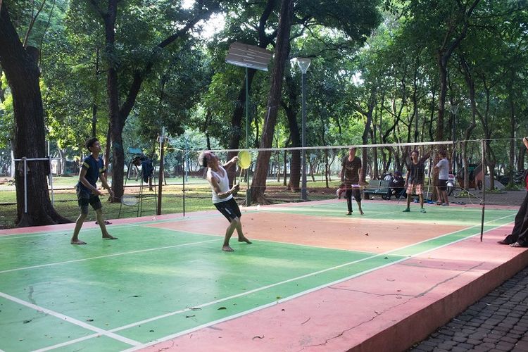 Beberapa pengunjung bermain bulu tangkis di lapangan yang telah diperbaru, Monas, Jakarta Pusat, Rabu (29/1/2020).