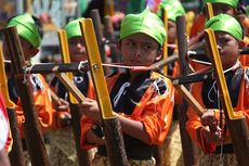 Alat Musik Angklung: Sejarah, Jenis, dan Cara Memainkannya