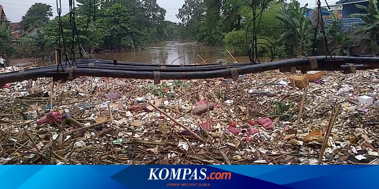 Sampah Pun Bertruk Truk Di Bawah Jembatan Kalibata