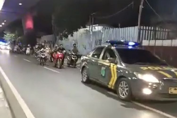 Aksi balap liar di Jalan Pangeran Antasari, Cipete Selatan Cilandak, Jakarta Selatan pada Kamis (17/12/2020) jelang subuh dibubarkan anggota Polsek Cilandak.