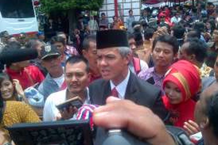 Gubernur Jateng Ganjar Pranowo seusai pelantikan 17 kepala daerah di Simpang Lima Semarang, Rabu (17/2/2016)