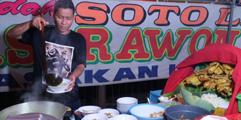 Arief, sedang menuang kuah Soto Lamongan racikannya di warung tenda Soto Lamongan Goyang Lidah, Kamis (1/5/2017). Soto Lamongannya ini buka setiap hari mulai pukul 17.00-23.00 di Jalan Jendral Sudirman, Bogor.