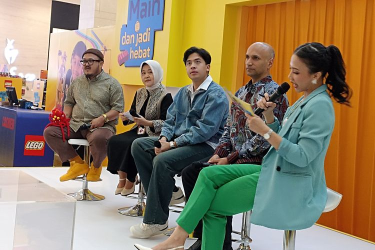 Seniman Mulyana Mang Moel (kiri), Asisten Deputi Bidang Pemenuhan Hak Anak Kementerian Pemberdayaan Perempuan dan Perlindungan Anak (KemenPPPA) Rr. Endah Sri Rejeki (kedua dari kiri), YouTuber dan pengajar matematika Jerome Polin (kedua dari kanan), dan Marketing Director, India & Emerging Asia at The Lego Group, Rohan Mathur (kanan) saat talk show di Lego Playground Main dan Jadi Hebat di Gandaria City, Jakarta Selatan, Selasa (1/7/2025).