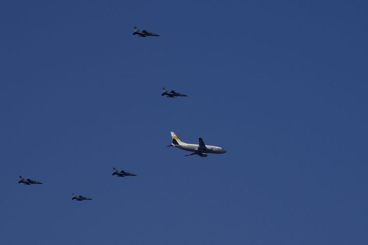 Pesawat Boeing 737-500 TNI AU yang mengangkut api obor Asian Games 2018 dikawal lima pesawat tempur T-50i melintas di kawasan Lanud Adisutjipto, Sleman, DI Yogyakarta, Selasa (17/7/2018). Api obor Asian Games 2018 yang diambil dari India tiba di Yogyakarta untuk selanjutnya akan dibawa berkeliling ke sejumlah daerah di Indonesia.