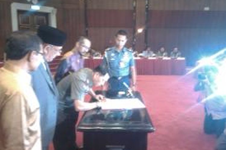 Panglima TNI Jenderal TNI Dr. Moeldoko, saat melakukan penandatanganan piagam 
