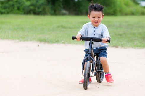 Trik Mudah Bantu Anak Belajar Bersepeda
