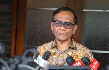 Menko Polhukam Mahfud MD saat mengadakan pertemuan dengan sejumlah tokoh, di antaranya Alwi Shihab, Fachry Ali, Asep Saifuddin, Komaruddin Hidayat, Makarim Wibisono, Lukman Hakim Saifuddin, hingga Dahlan Iskan di Kantor Kemenko Polhukam, Jakarta, Selasa (21/2/2023).