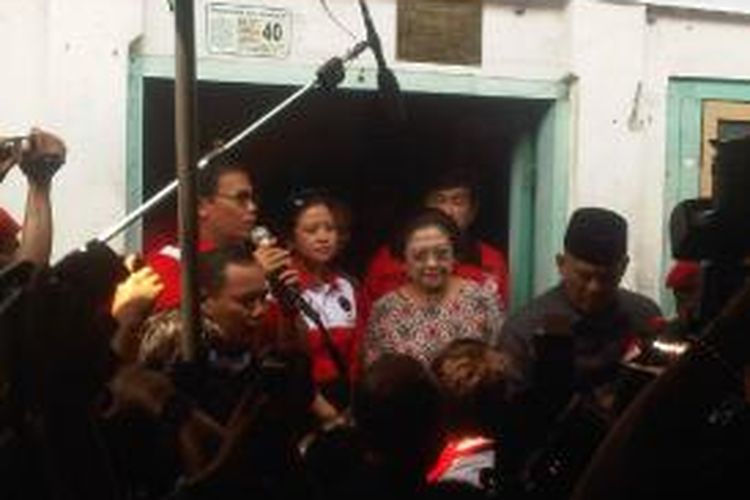 Megawati dan Puan Maharani di depan rumah kelahiran Bung Karno.