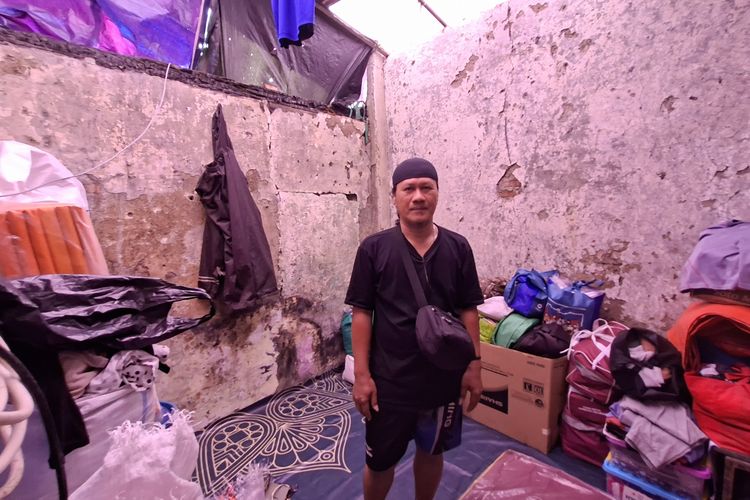 Pulangkan Anak Istri ke Kampung, Jumadi Bertahan Sendirian di Rumah Sisa Kebakaran