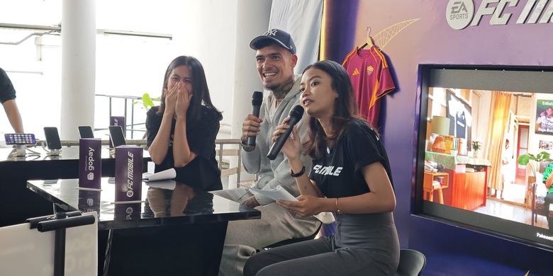 Bek Persija Jakarta, Shayne Pattynama (tengah)