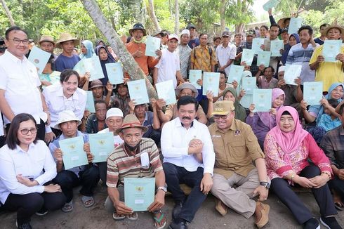 Hadi Tjahjanto Bagi-bagi 160 Sertifikat Hasil Konsolidasi Tanah di Lombok Barat