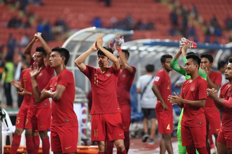 Sejumlah pesepak bola Indonesia memberikan salam usai pertandingan melawan Thailand dalam laga lanjutan Piala AFF 2018 di Stadion Nasional Rajamangala, Bangkok, Thailand, Sabtu (17/11/2018). Indonesia dikalahkan tuan rumah Thailand dengan skor 4-2. 