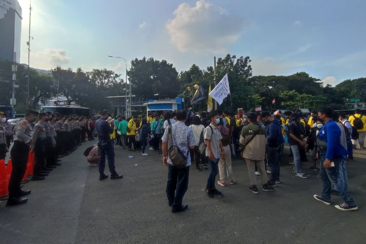 Mahasiswa dan kelompok organisasi yang tergabung dalam Aliansi Nasional Reformasi KUHP menggelar aksi unjuk rasa di Jalan Medan Merdeka Selatan, pada Selasa (21/6/2022) siang.