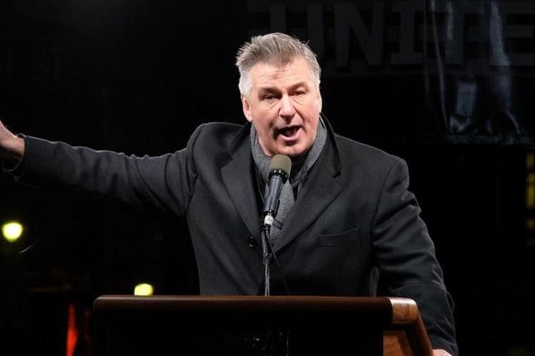 Aktor Alec Baldwin berbicara di panggung unjuk rasa We Stand United di di luar Trump International Hotel & Tower, Kota New York, Kamis (19/1/2017) malam.