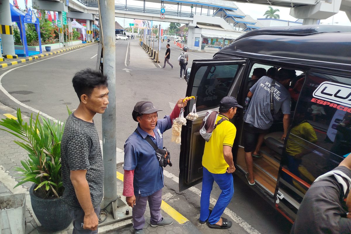 Jupriyadi saat menawarkan dagangan ke penumpang di Pelabuhan Ketapang Banyuwangi, Rabu (26/3/2025).