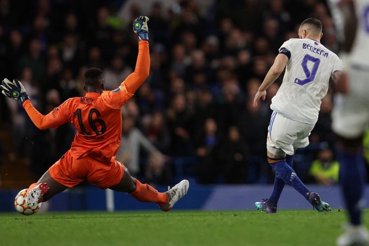 Penyerang Real Madrid, Karim Benzema, mencetak gol ketiga ke gawang Chelsea setelah memanfaatkan kesalahan kiper Loris Karius pada laga leg pertama perempat final Liga Champions, Kamis (7/4/2022) dini hari WIB.