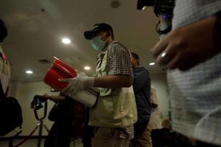 Penyidik KPK melakukan penggeledahan di Gedung Mahkamah Konstitusi, Jakarta, Kamis (3/10/2013). Penggeledahan tersebut terkait penangkapan Ketua Mahkamah Konstitusi Akil Mochtar dalam operasi tangkap tangan yang dilakukan KPK pada Rabu malam.