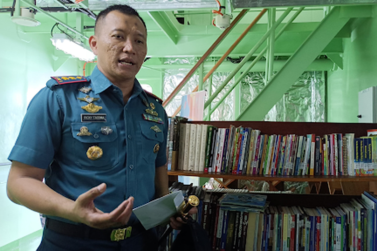 Komandan KRI Teluk Weda-526 Letkol Laut (P) Ricky Tacoma mengenalkan Perpustakaan Terapung KRI Teluk Weda-526.