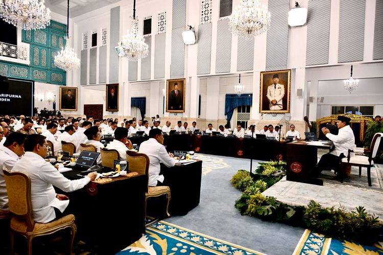 Presiden Prabowo Subianto menyampaikan arahan terkait percepatan digitalisasi layanan publik saat membuka Sidang Kabinet Paripurna di Istana Negara, Jakarta, Senin (20/7/2026). 
