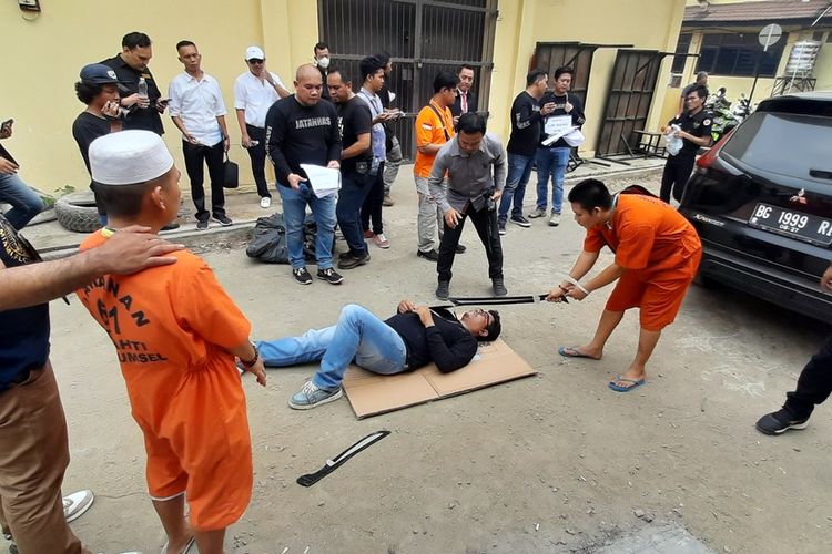 Rekonstruksi kasus pembunuhan adik Bupati Muratara yang berlangsung di Polda Sumatera Selatan, Selasa (10/10/2023).