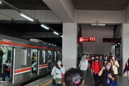 Viral Video Penumpang Jatuh ke Bawah Peron di Stasiun Manggarai, Ini Penjelasan KAI Commuter