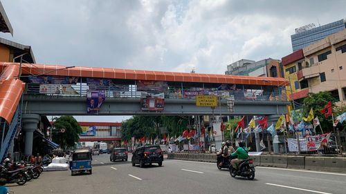 Atribut Kampanye Penuhi JPO Senen, Warga: Jelas Mengganggu Pemandangan