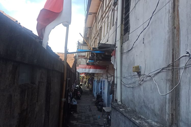 Suasana jalan masuk menuju kamar kos FI, terduga teroris yang ditangkap tim Detasemen Khusus (Densus) 88 Polri di Desa Sumbermujur, Kecamatan Candipuro, Kabupaten Lumajang, Jawa Timur, Selasa (6/8/2022). Kompas.com/ Yohanes Valdi Seriang Ginta