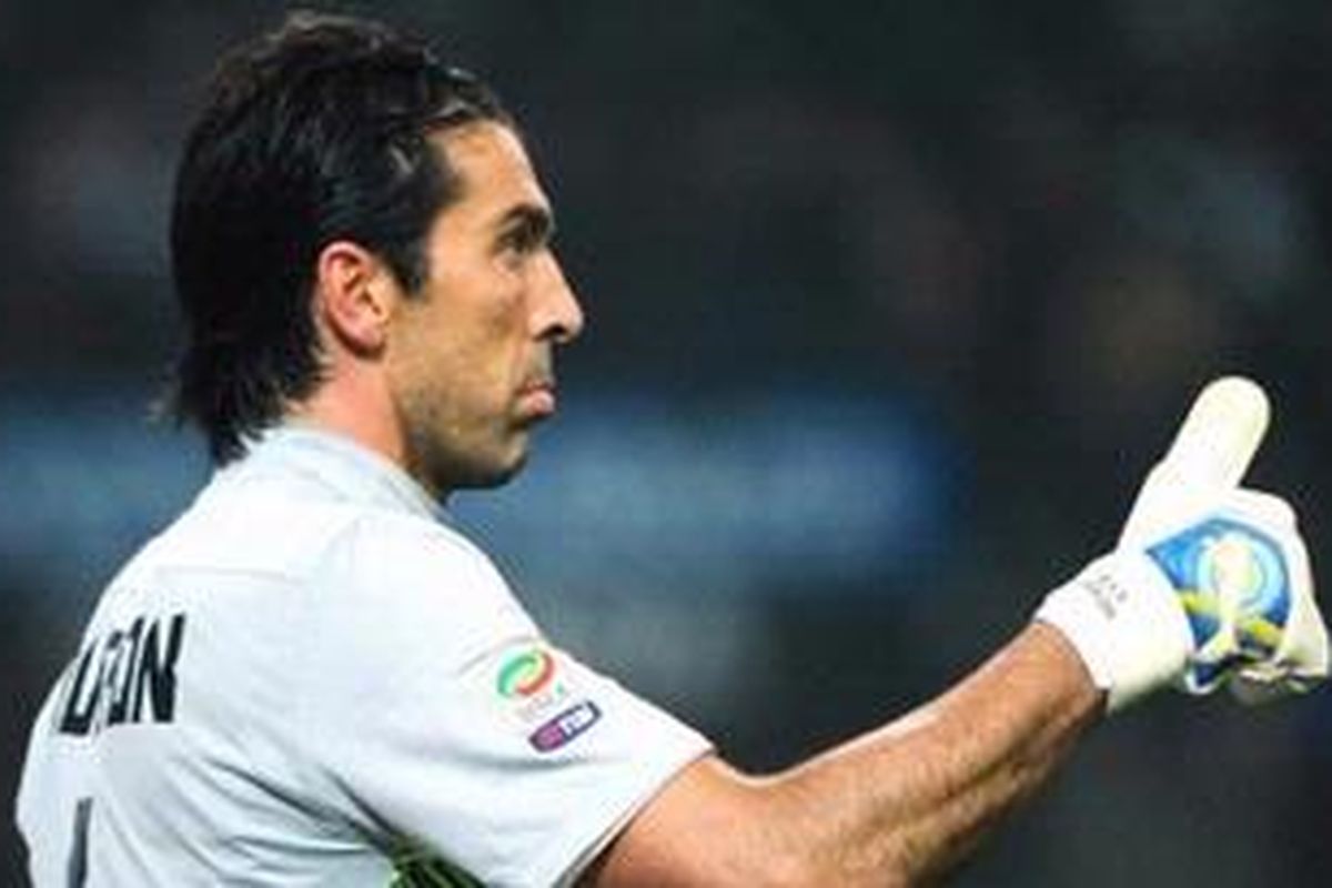 Gerak tubuh kiper Juventus, Gianluigi Buffon, dalam laga Serie A saat melawan Inter Milan di San Siro, Sabtu (29/10/2011).