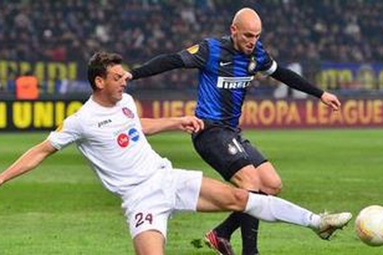 Gelandang Inter Milan dari Argentina, Esteban Matias Cambiasso (kanan), berusaha merebut bola dari penguasaan pemain CFR Cluj, Ionut Rada, dalam laga perdana 32 besar Liga Europa di Stadion Giuseppe Meazza, Milan, Kamis (14/2/2013). Inter akhirnya menang 2-0. 