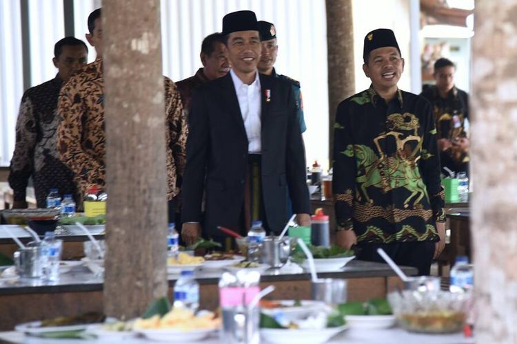 Presiden RI Joko Widodo bersama Bupati Purwakarta saat akan makan Sate Maranggi di Warung Sate Hj Yeti, Cibungur, Kabupaten Purwakarta, Selasa (25/4/2017).