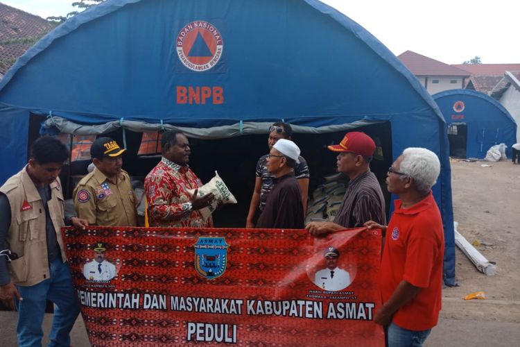 Bupati Asmat Elisa Kambu saat menyerahkan bantuan korban gempa kepada Sekda Lombok Utara Drs. H Suardi.