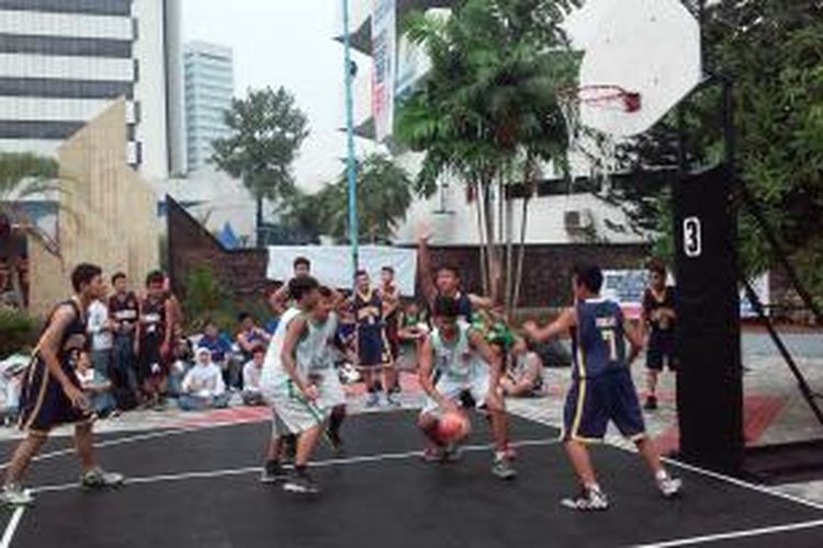 Pertandingan basket dalam Menpora Sport Fun Festival di Kompleks Kemenpora, Jakarta, Jumat (14/11/2014).