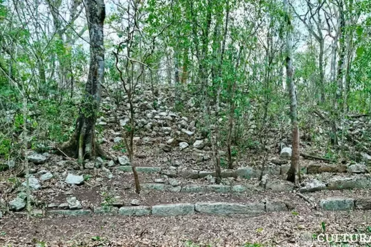 Para arkeolog menemukan sejumlah bangunan tua, salah satunya dalam gambar berikut memiliki tangga batu.