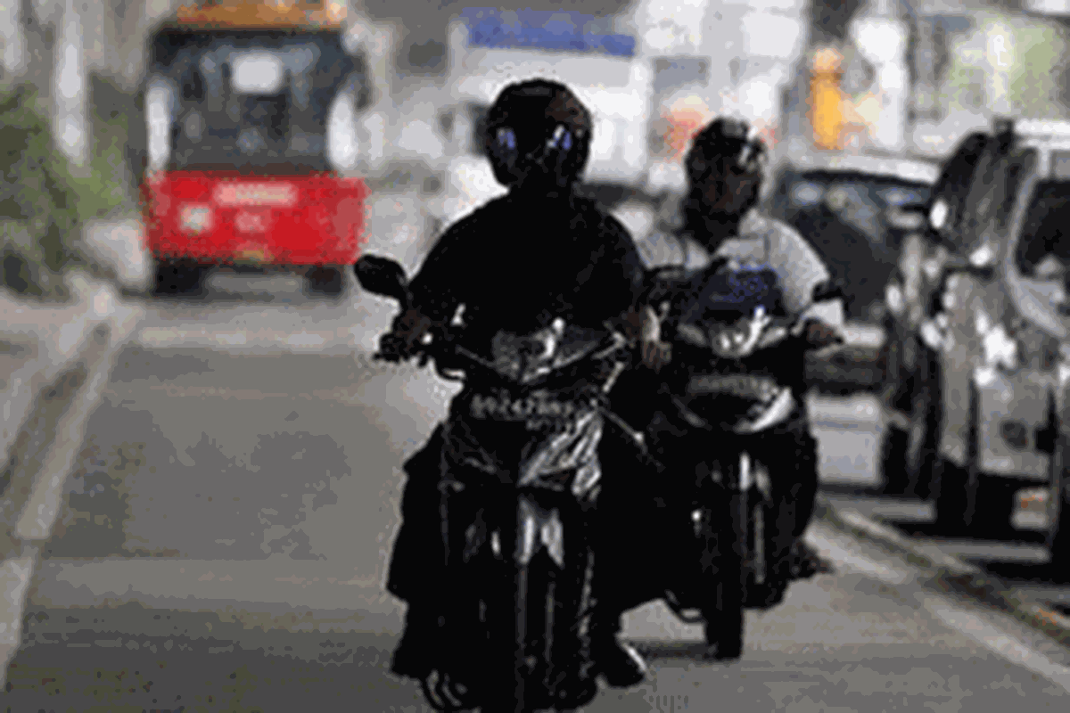 Ilustrasi : Pengendara roda dua menyerobot jalur Bus Transjakarta koridor X di Jalan Jenderal Ahmad Yani, Jakarta Pusat, Senin (3/1/2011).