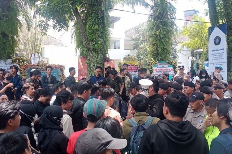 Puluhan mahasiswa Universitas Brawijaya menggelar aksi penolakan pemberian gelar Doktor Honoris Causa kepada Menteri BUMN, Erick Thohir. 